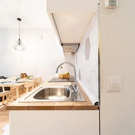 Edsam Madrid Apartments White Exterior photo
