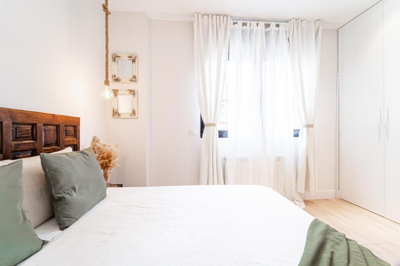 Edsam White Apartment Madrid